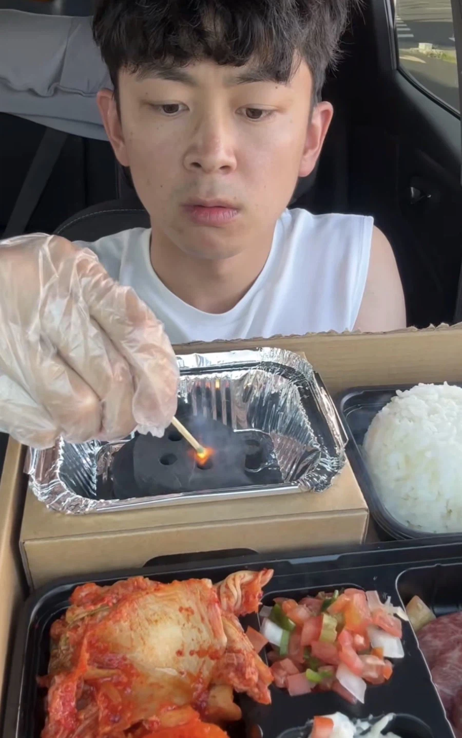 차에서 kbqq 먹방하는 외국인