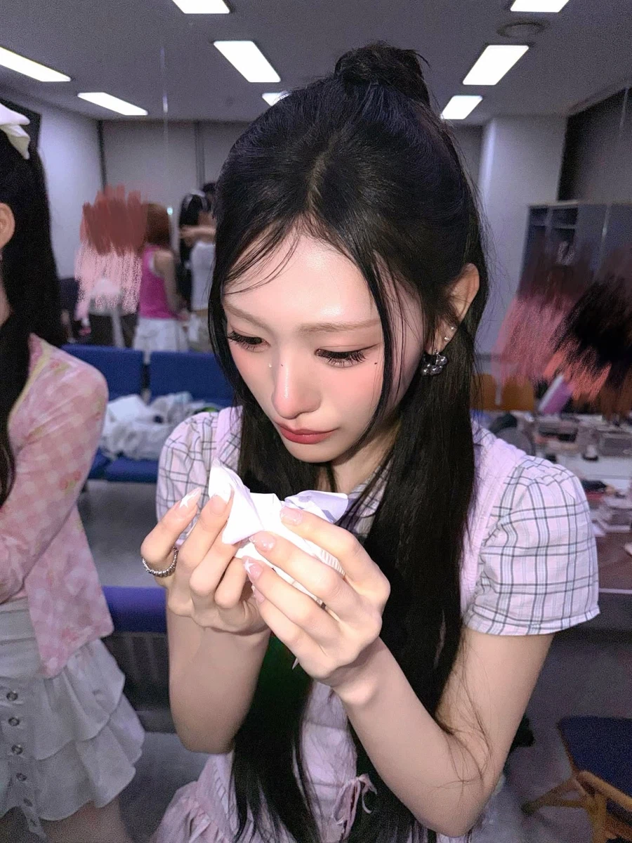 리센느 오늘 음방 1위 비하인드 사진.jpg
