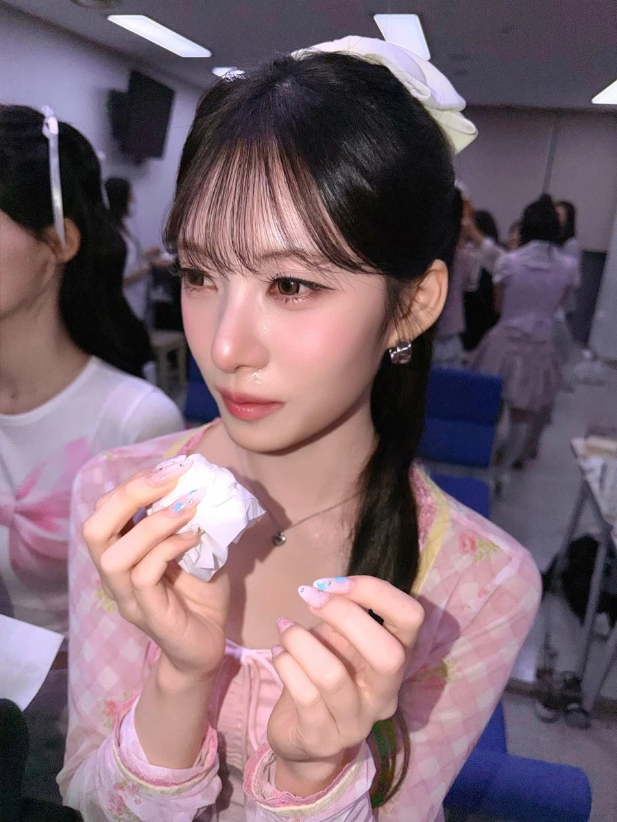 리센느 오늘 음방 1위 비하인드 사진.jpg