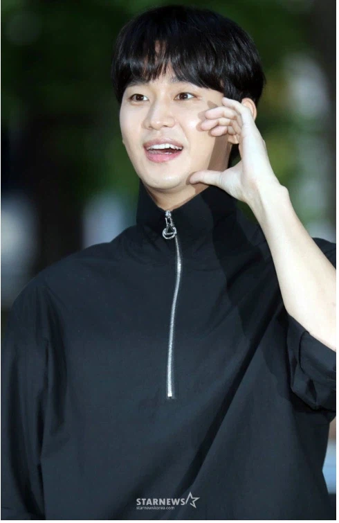 배우 김수현 복귀 선언