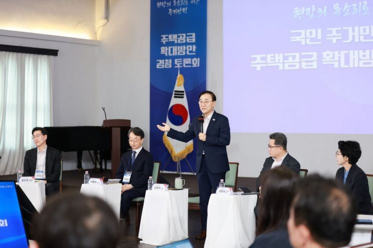 부동산 첫 토론회"공급 늘린다며 대출조이는정부,앞뒤안맞아"