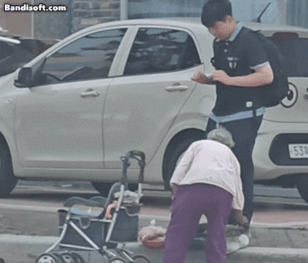 폭염 속 노점 할머니 위해 비상금 꺼냈다…엄마 미소 짓게 한 중학생의 행동