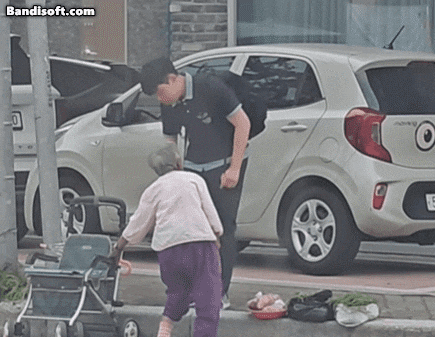 폭염 속 노점 할머니 위해 비상금 꺼냈다…엄마 미소 짓게 한 중학생의 행동