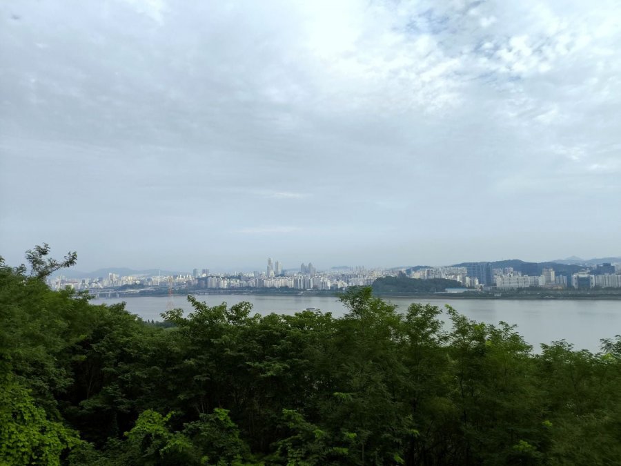 요 며칠은 덜 더운 것 같네요.