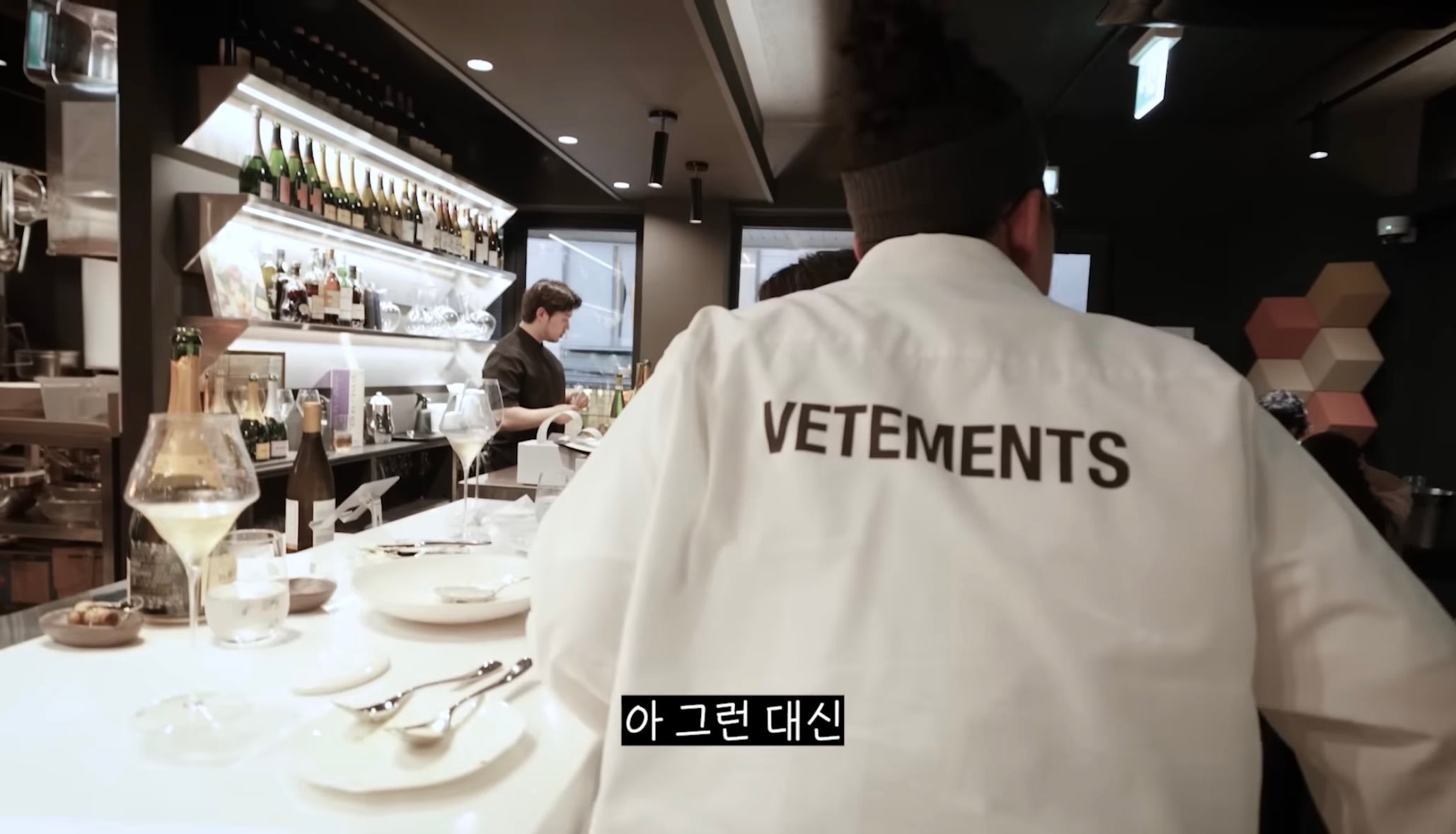 유튜브 촬영 양해 구하며 테이블마다 와인 쏜 이영자와 와인을 받은 손님 반응