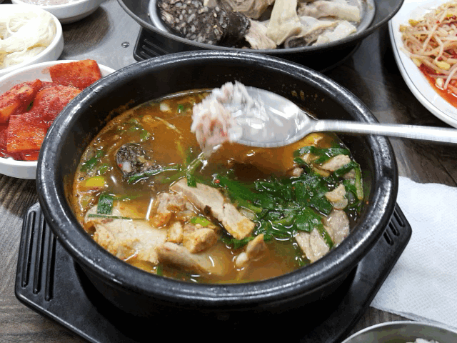 뜨끈한 국밥 한 그릇.gif