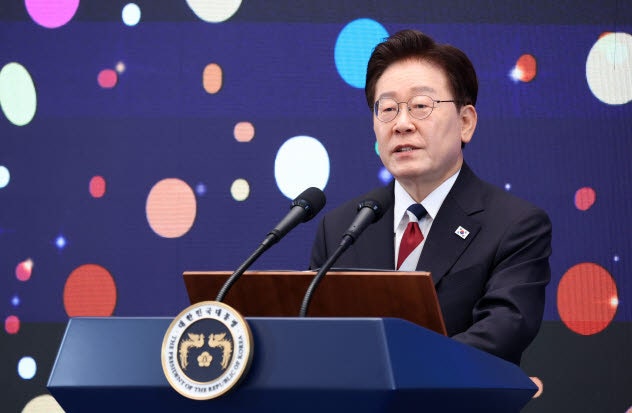 '빛의 혁명' 기억하고 계승한다,'빛의 위원회'띄운 이재명 구상