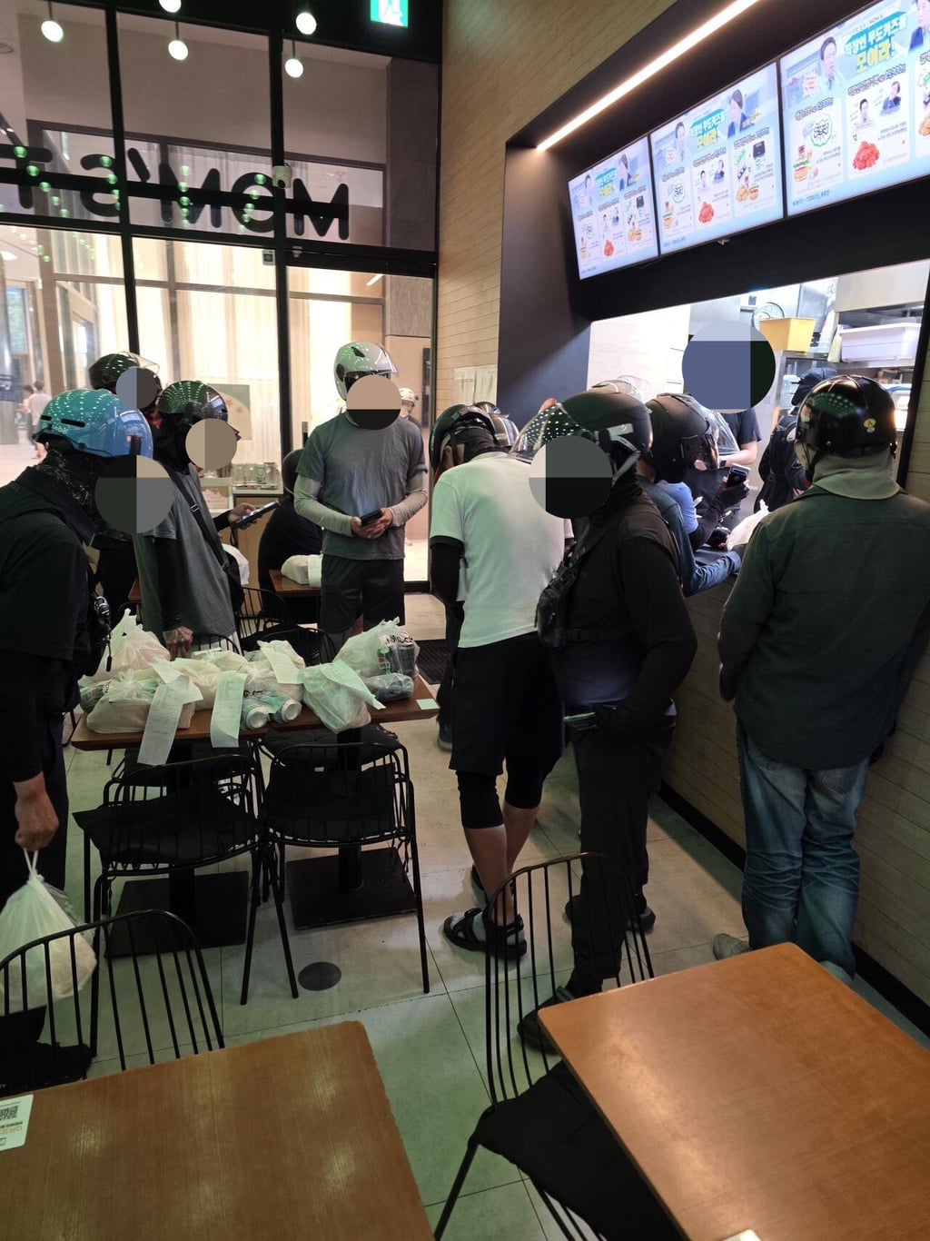 알바생들 눈물 흘렸다는 오늘자 맘스터치.jpg
