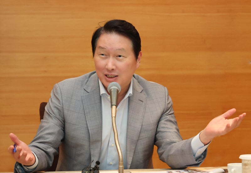 최태원 "메모리 부족 아비규환..공장 더 지을것"