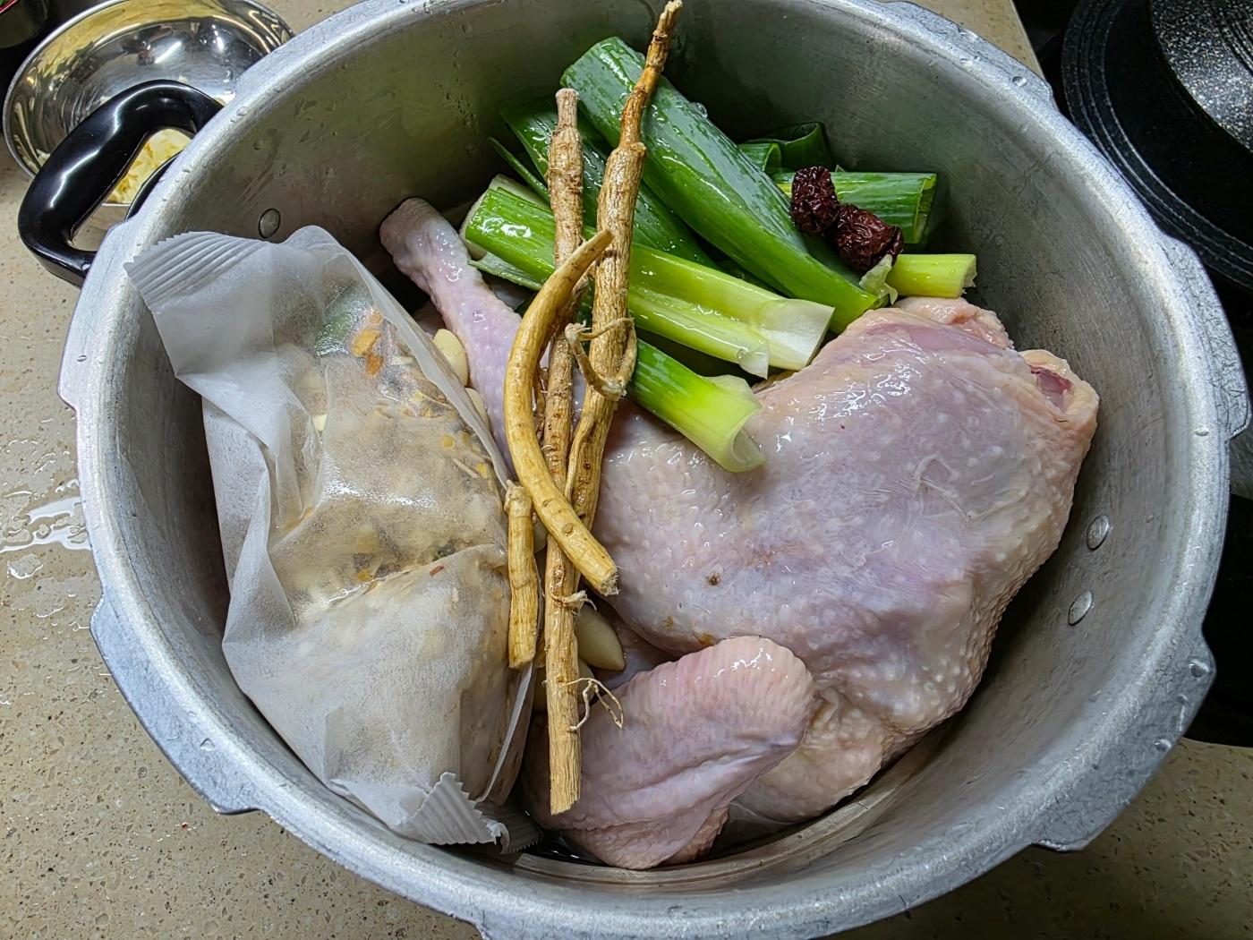 직장에서 3천원씩 걷어서 해먹는 점심 누룽지닭백숙