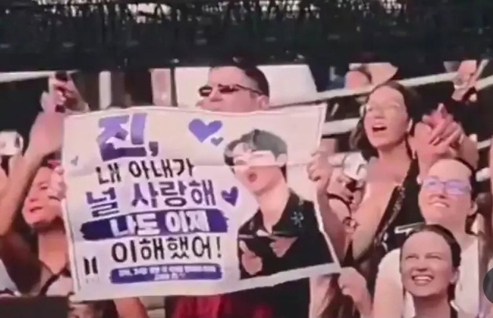 오늘 월드컵 하프타임쇼에서 붉은악마 착장으로 고음 말아준 방탄 진 ❤️