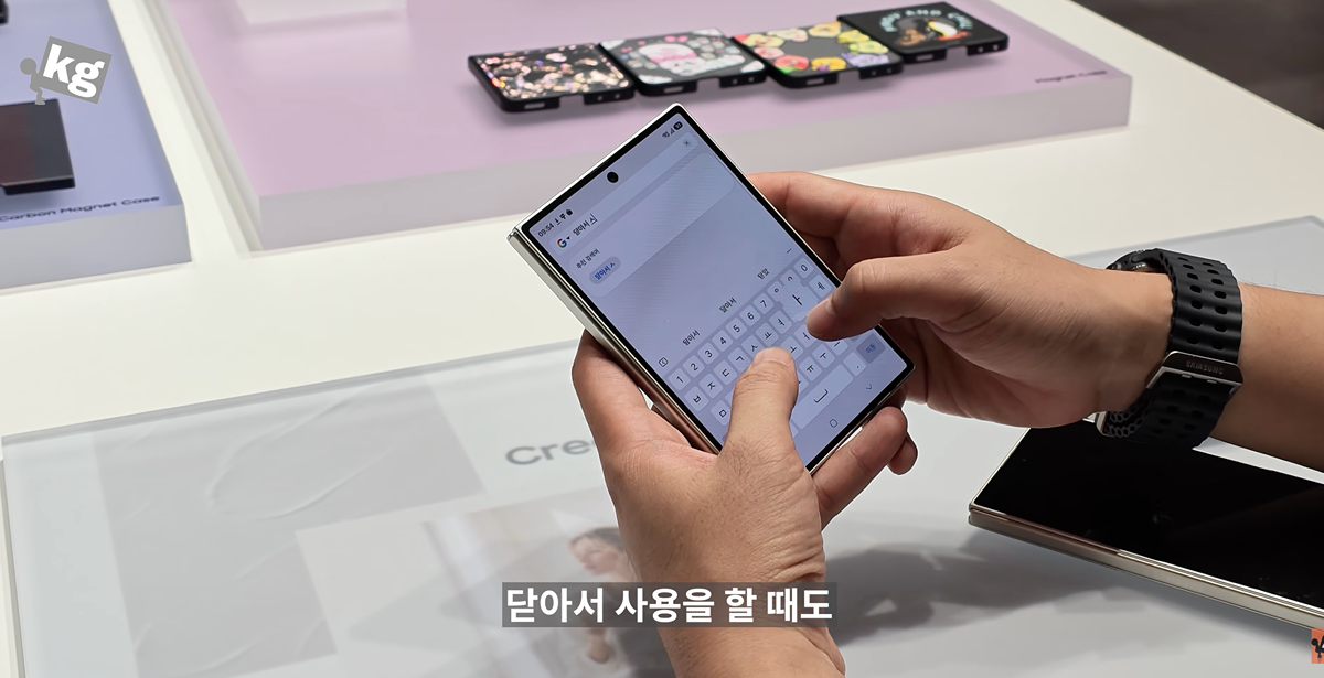 오늘 공개된 갤럭시 폴드8(뚱쭝폴드) + 여권이랑 비교, 사진추가.jpg
