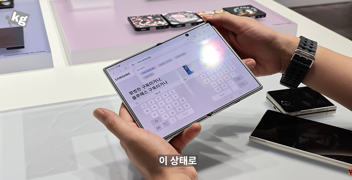 오늘 공개된 갤럭시 폴드8(뚱쭝폴드) + 여권이랑 비교, 사진추가.jpg