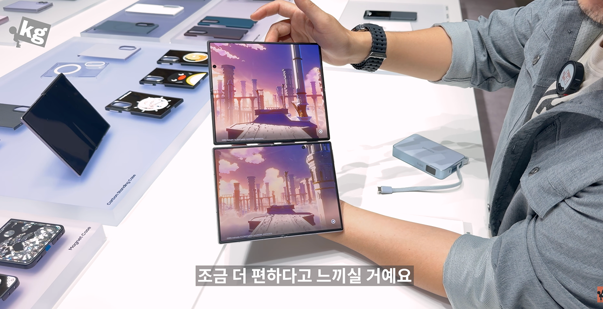 오늘 공개된 갤럭시 폴드8(뚱쭝폴드) + 여권이랑 비교, 사진추가.jpg