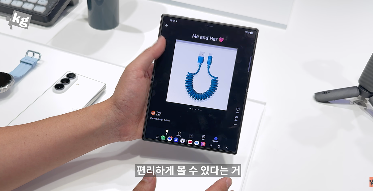 오늘 공개된 갤럭시 폴드8(뚱쭝폴드) + 여권이랑 비교, 사진추가.jpg