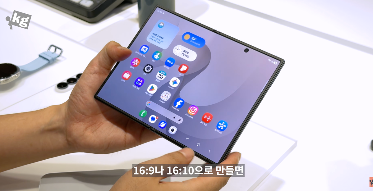오늘 공개된 갤럭시 폴드8(뚱쭝폴드) + 여권이랑 비교, 사진추가.jpg