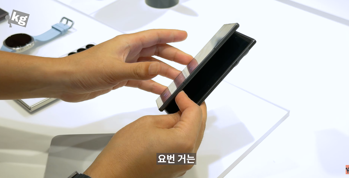 오늘 공개된 갤럭시 폴드8(뚱쭝폴드) + 여권이랑 비교, 사진추가.jpg