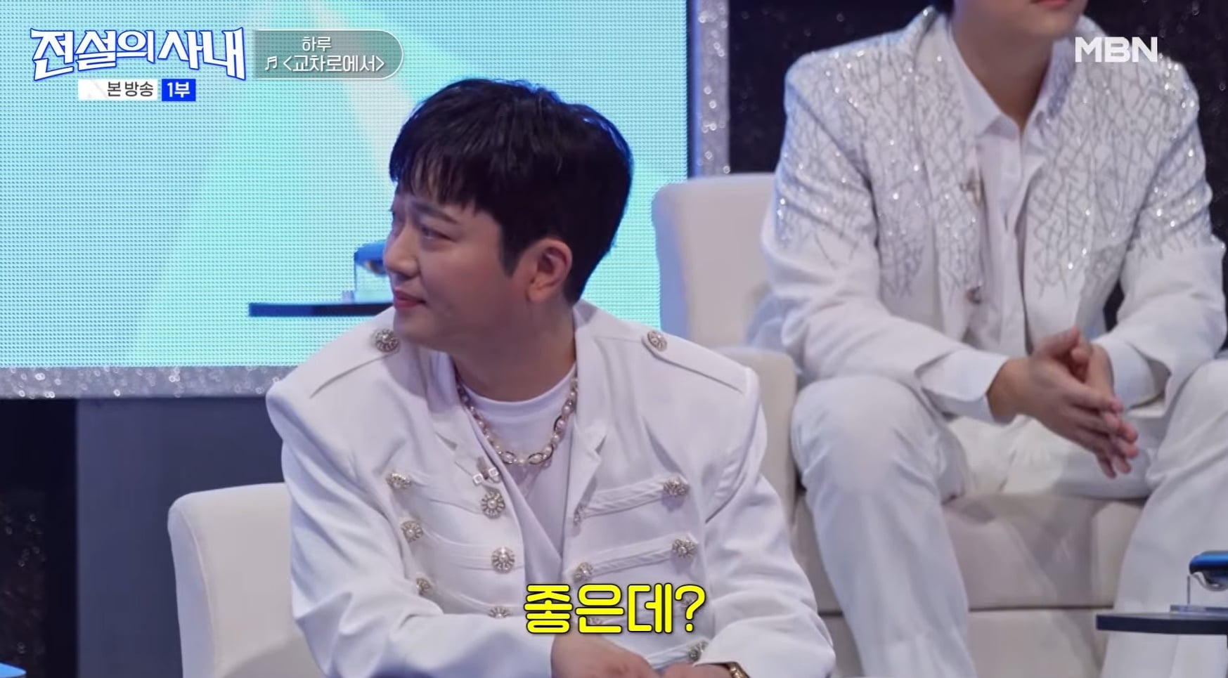트로트 막내 가수 보는데 눈에 꿀 떨어진 형들.jpg