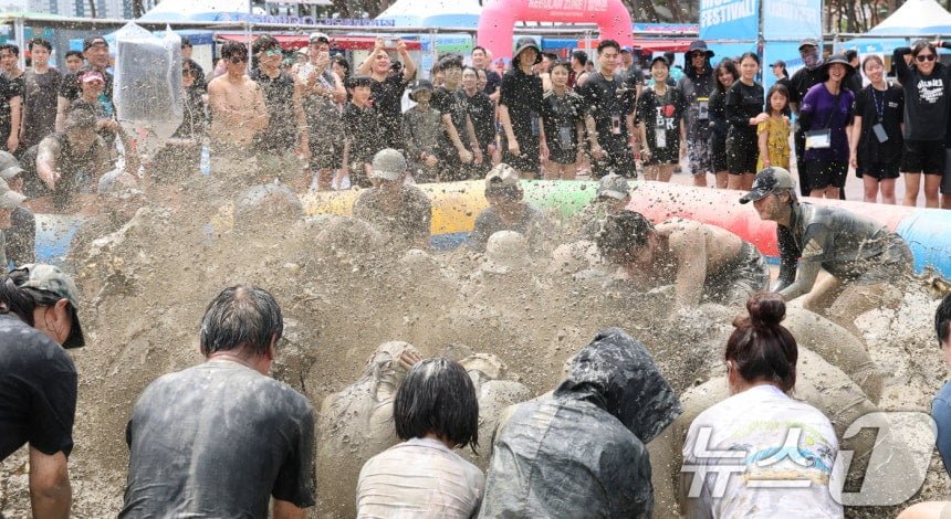 오늘자 보령머드축제 사진 (기사)