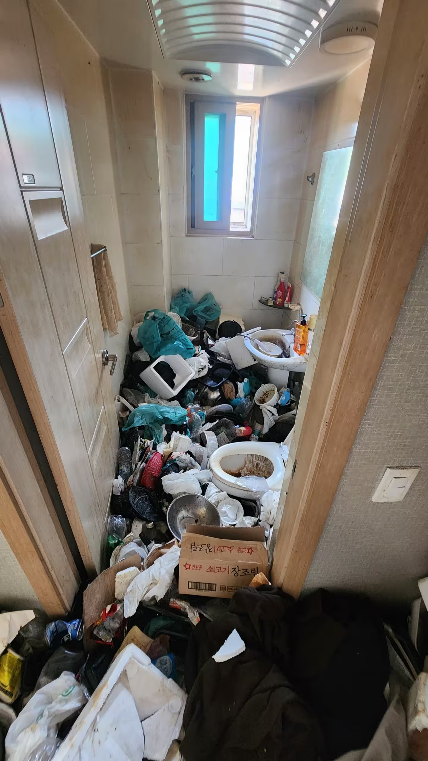 원룸 세입자 나가고 뒷목 잡은 집주인 jpg