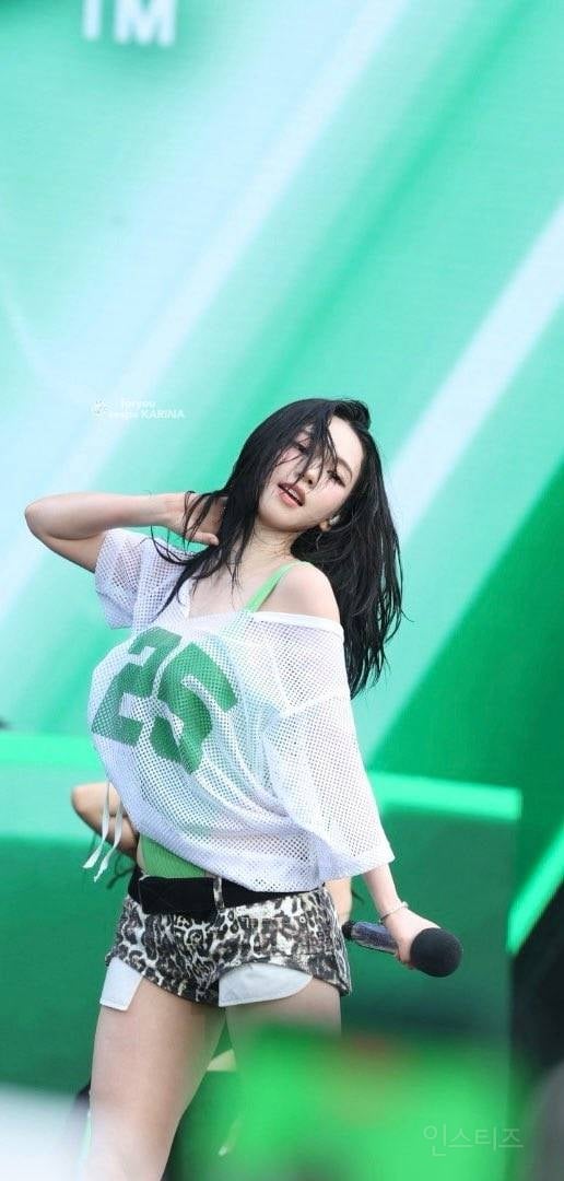오늘자 워터밤 참석한 에스파 카리나