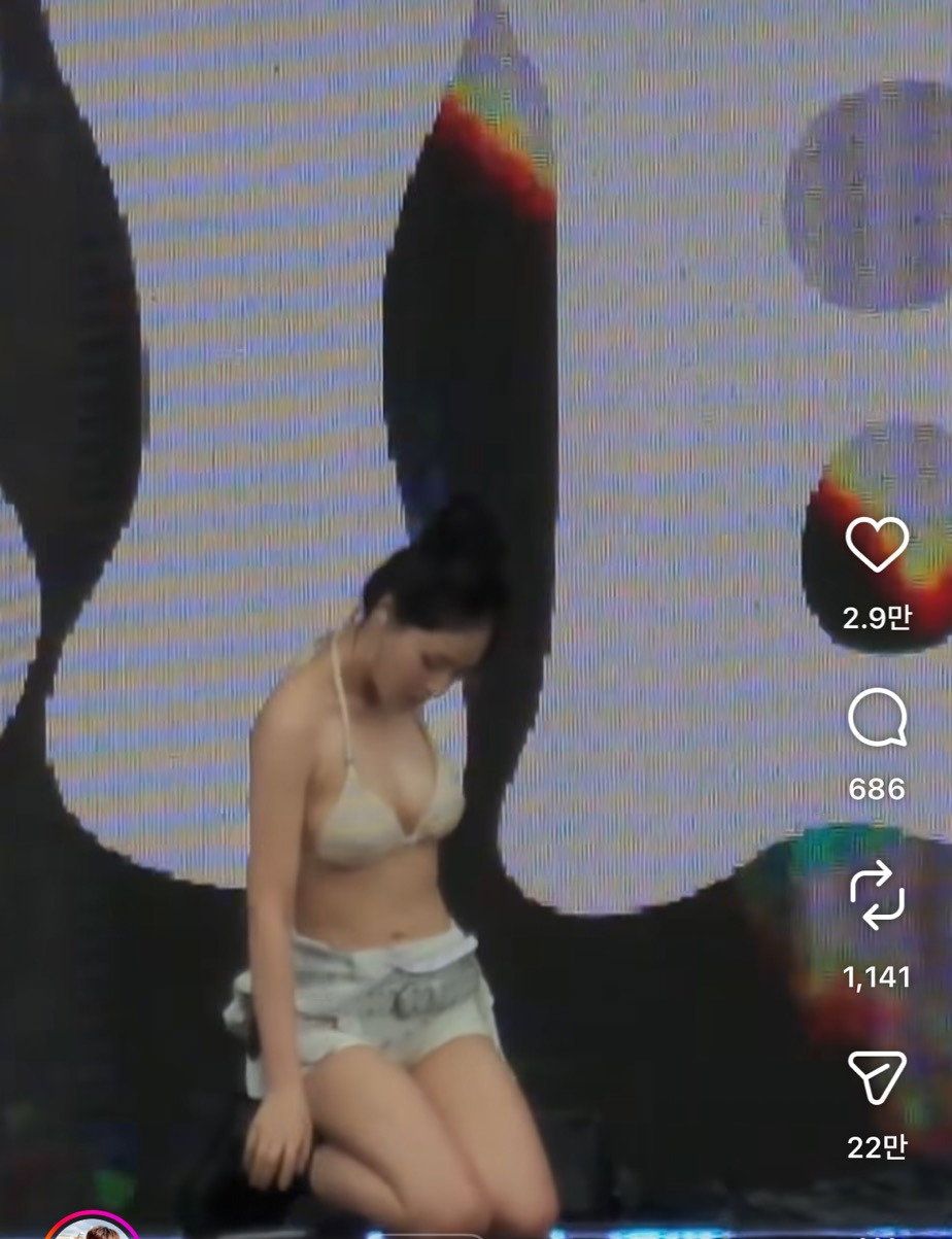 현재 논란이라는 이번 워터밤 비비 퍼포먼스