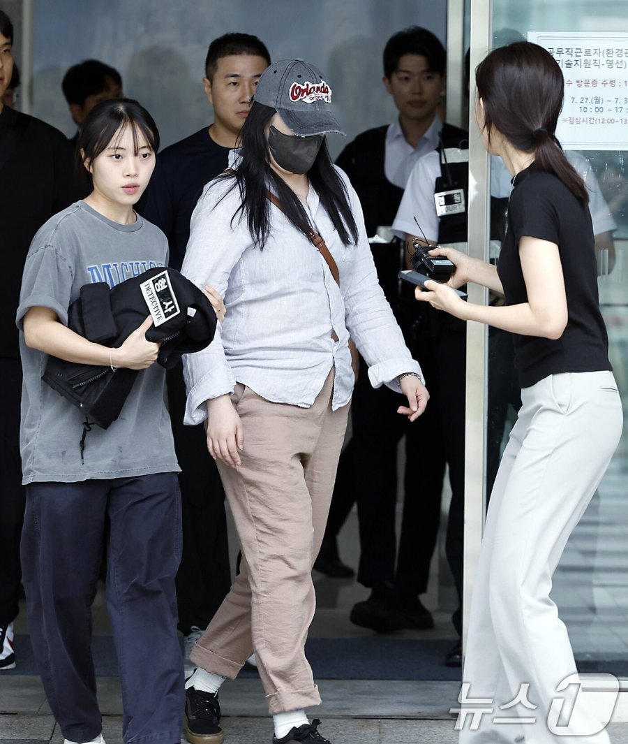 잠실 개표소 기자 폭행 시위자 사진