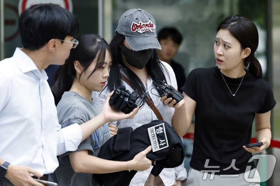 잠실 개표소 기자 폭행 시위자 사진