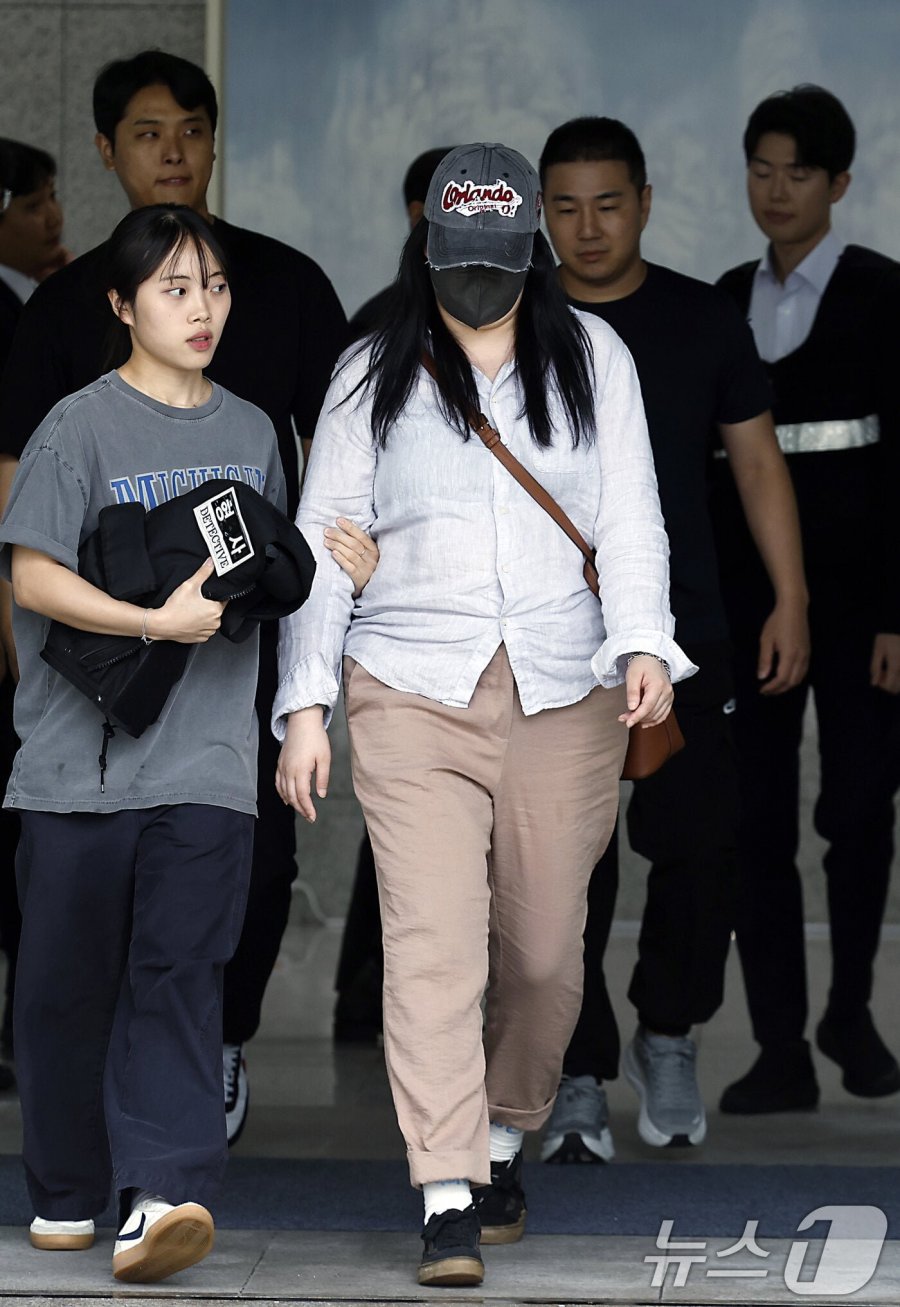 잠실 개표소 기자 폭행 시위자 사진