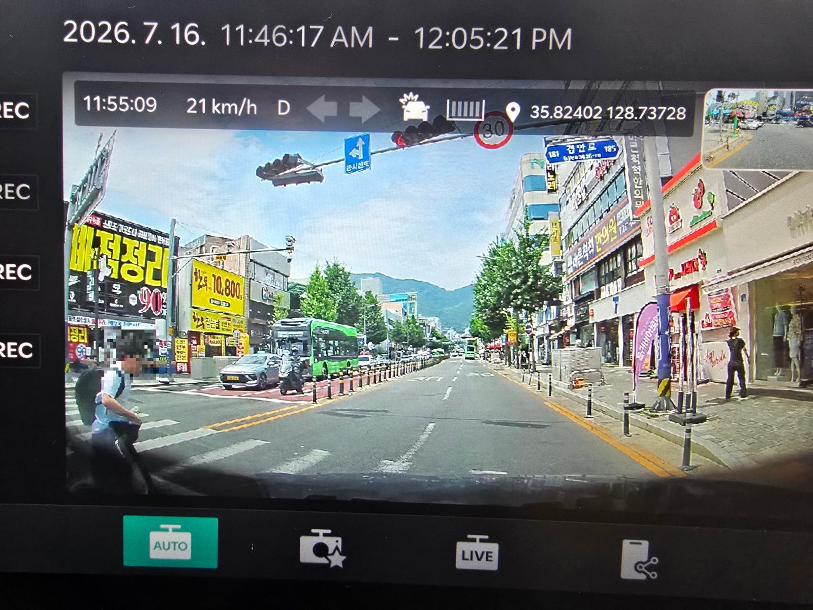 우회전중 보행자와 사고가 일어나 형님들의 고견을 요청 드립니다.