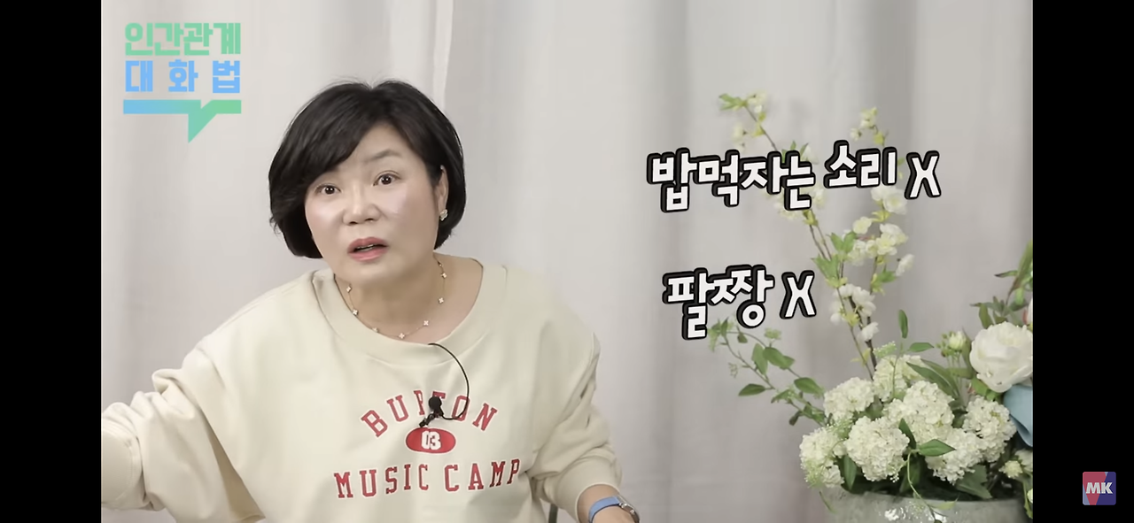 직장에서 친밀함을 과시하면서 누군가를 밀어내는 사람들.jpg