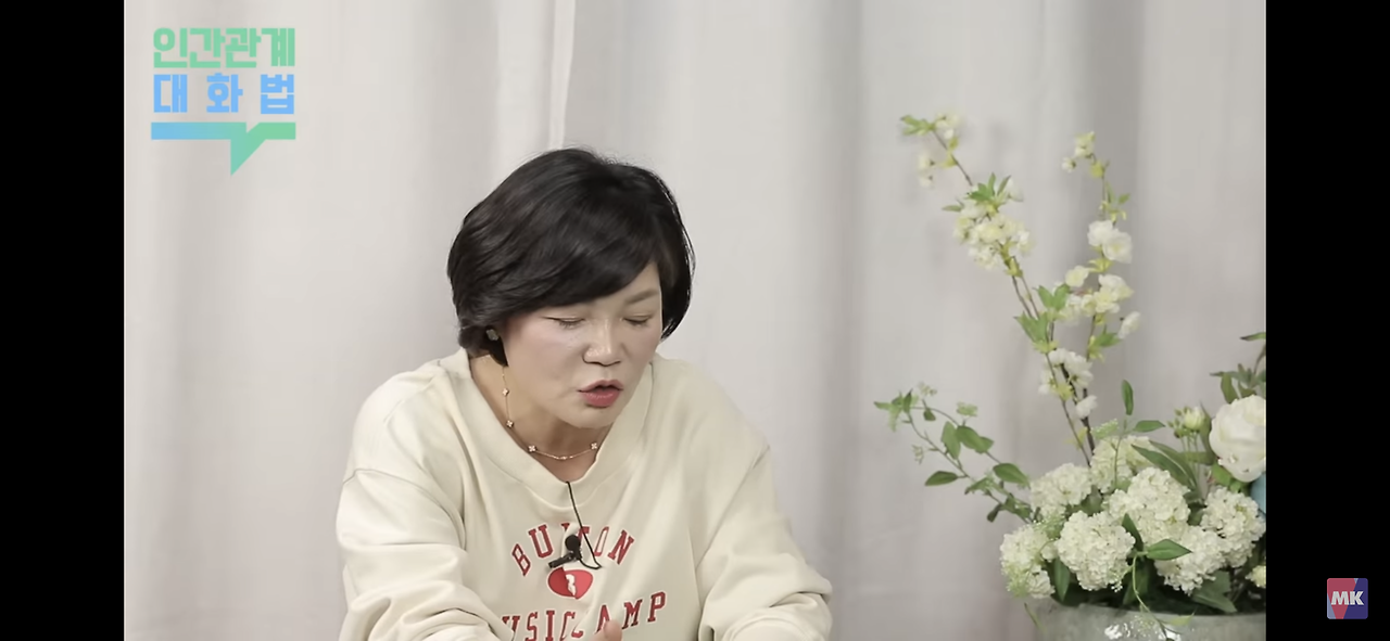 직장에서 친밀함을 과시하면서 누군가를 밀어내는 사람들.jpg