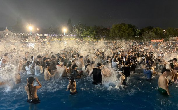 비키니 슬쩍 내리고 밀착…헌팅포차 된 한강수영장.jpg