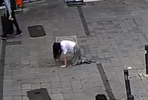 긴 머리칼 바닥 휩쓸며 네발로 기어…수원역 마약 20대 CCTV '충격'