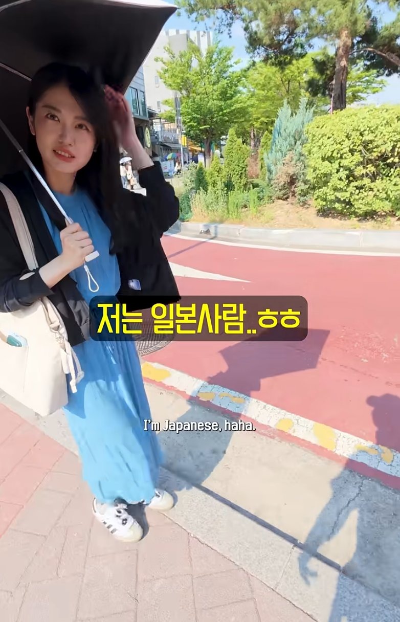 한국여행 온 일본녀 사진 찍어주는 한국남