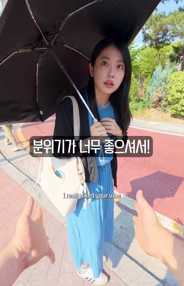 한국여행 온 일본녀 사진 찍어주는 한국남