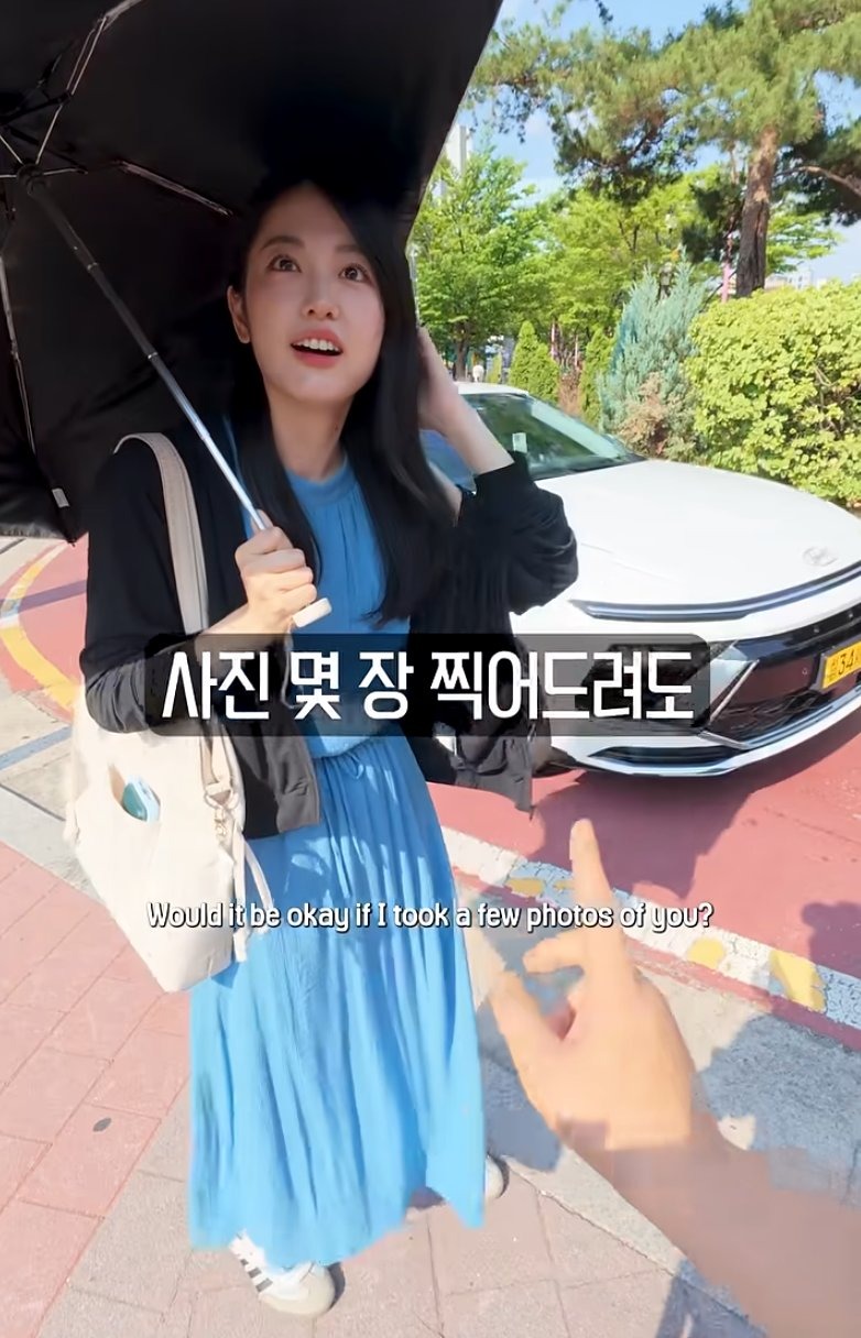 한국여행 온 일본녀 사진 찍어주는 한국남