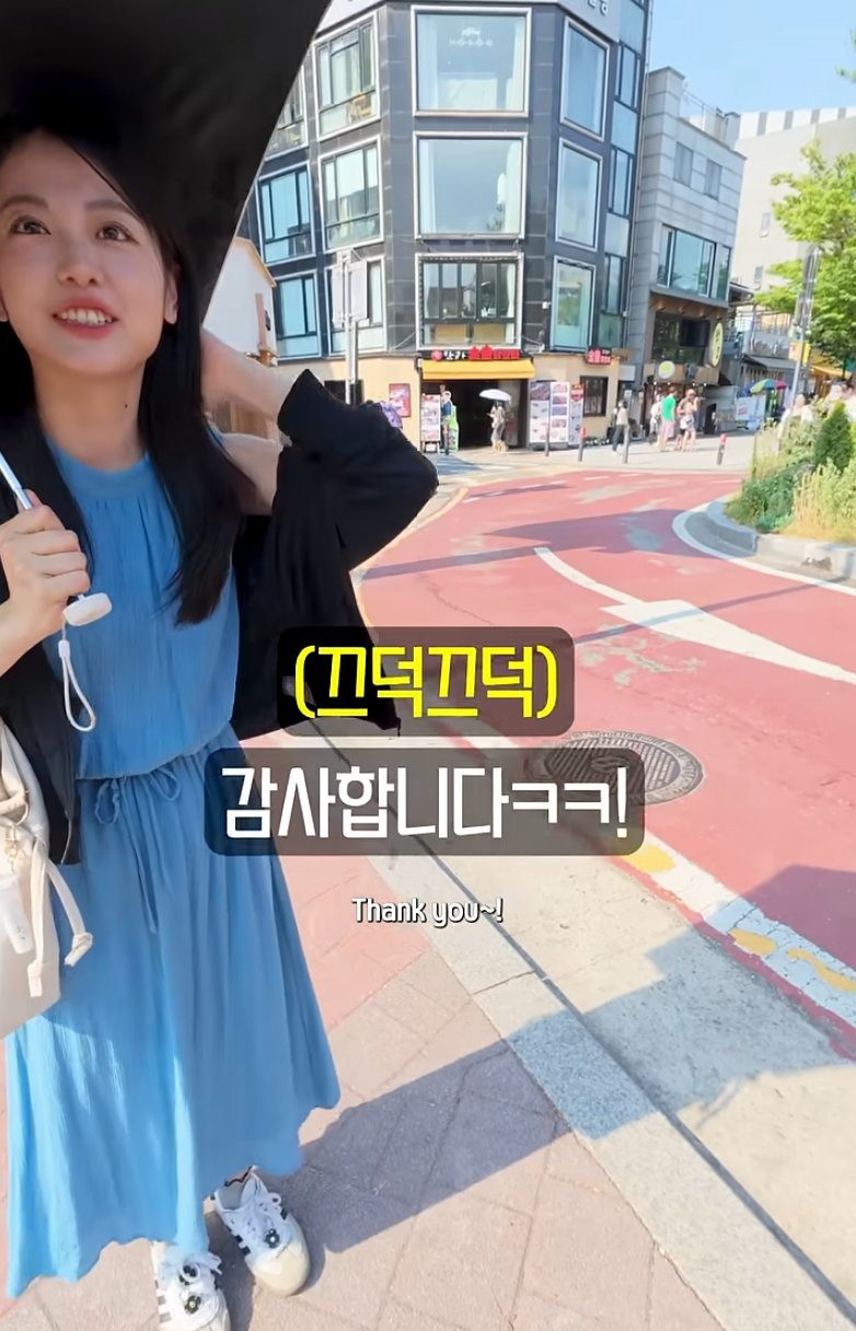 한국여행 온 일본녀 사진 찍어주는 한국남