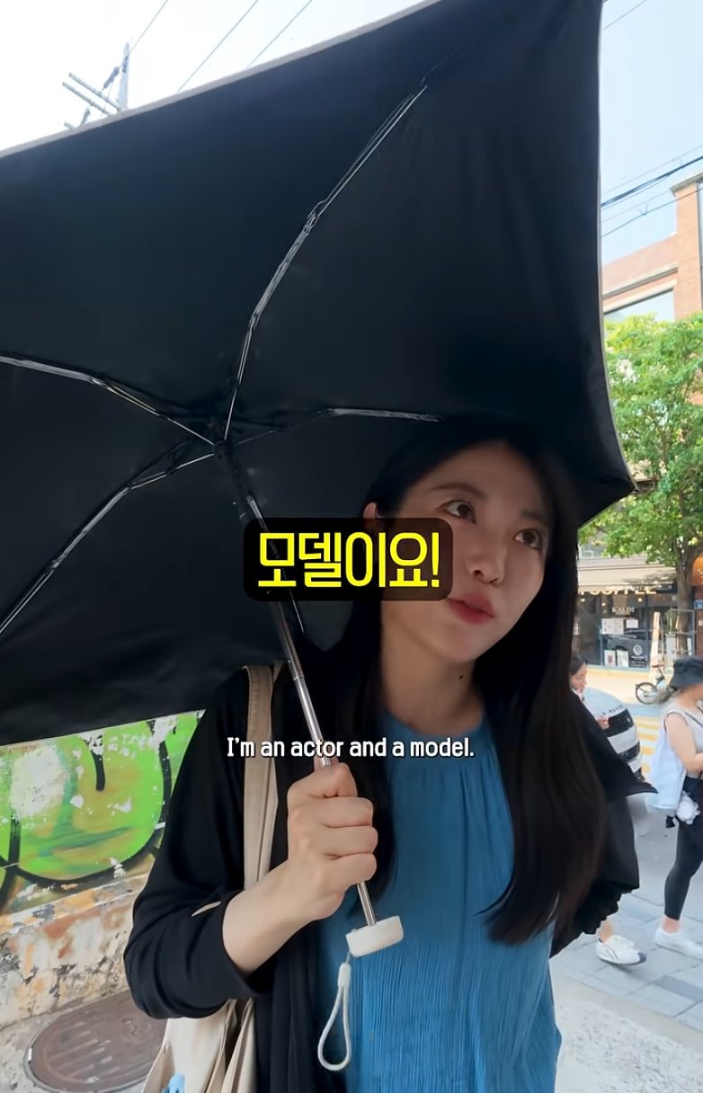 한국여행 온 일본녀 사진 찍어주는 한국남