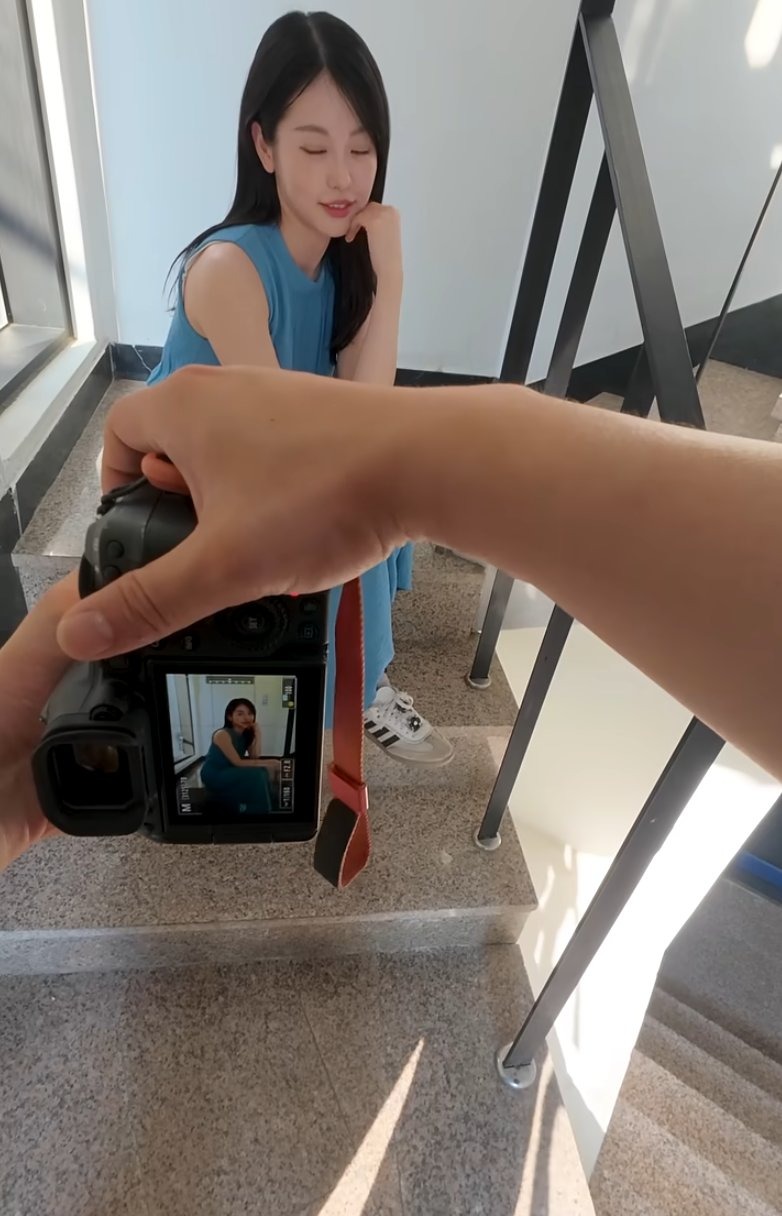 한국여행 온 일본녀 사진 찍어주는 한국남