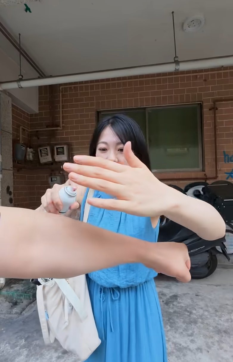 한국여행 온 일본녀 사진 찍어주는 한국남
