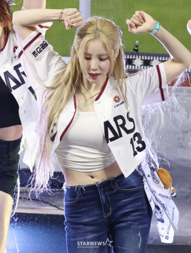 전효성 어제자 시구 사진