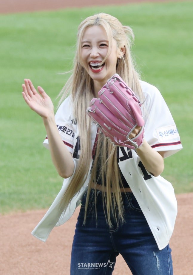 전효성 어제자 시구 사진