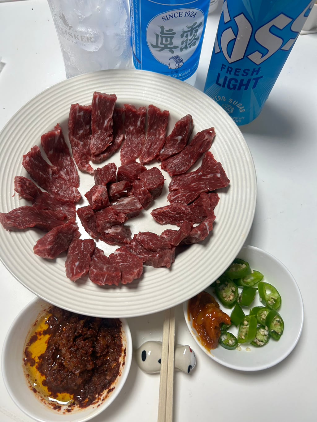 세상에서 소주를 가장 사랑하는 사람의 꽉채운 침샘어택 50장