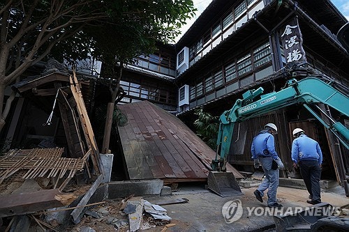 구마모토 강진 38명 사망, 이재민 9226명…‘40도’ 폭염 속 고통