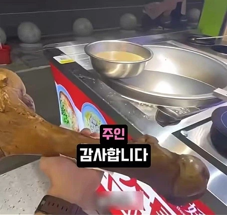강아지에게 줄 뼈다귀를 구매하는 사람