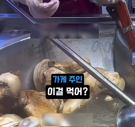 강아지에게 줄 뼈다귀를 구매하는 사람
