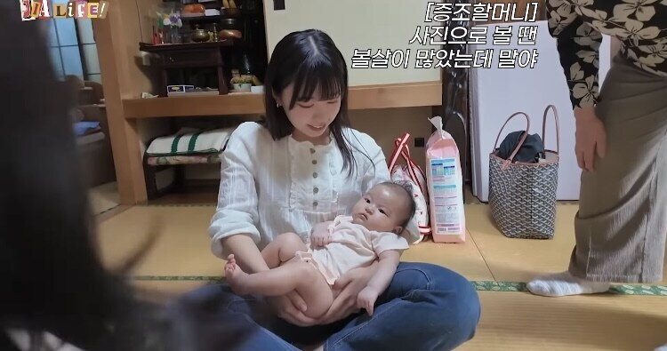 日이모품속에서 사랑받는 韓日부부 아기