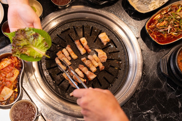 고깃집 사장의 분노…“몰래 싸온 고기 굽더니 반찬 4번 리필”