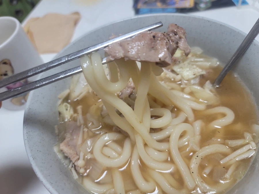 오늘은 고기우동 만들어 먹는 거시에요..